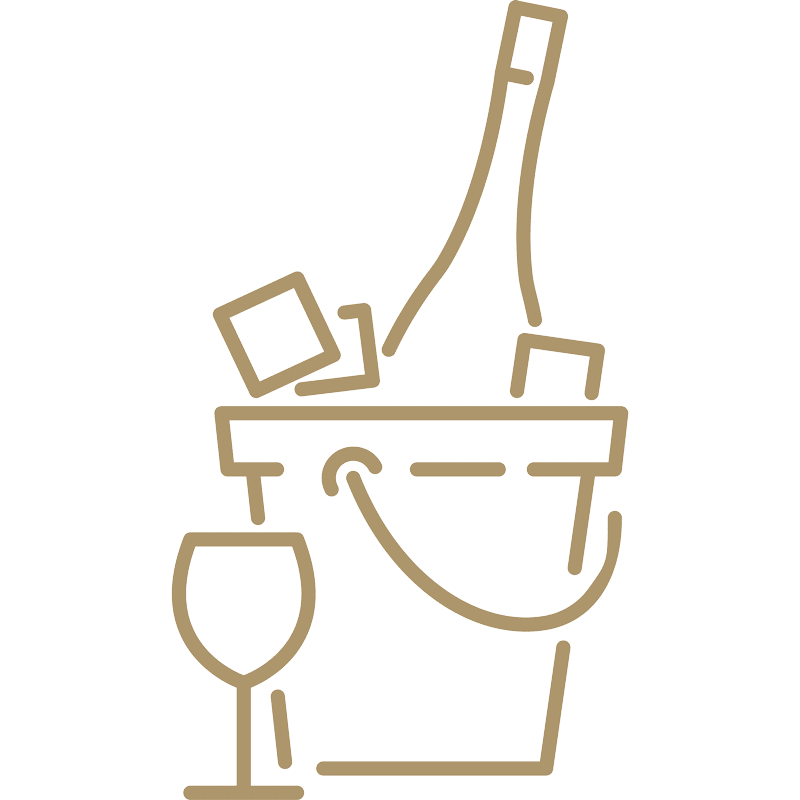 Strichzeichnung einer Weinflasche in einem Eiskübel mit Eiswürfeln, begleitet von einem Weinglas vor dem Kübel.