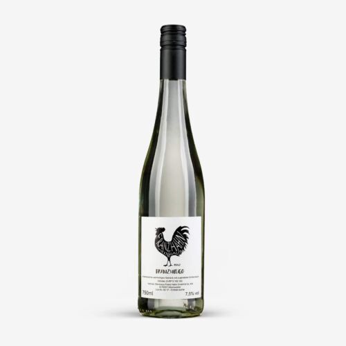 Eine Weinflasche aus klarem Glas mit schwarzem Schraubverschluss und weißem Etikett mit schwarzem Hahn und der Aufschrift "Franz Hugo". Die Flasche enthält eine hellfarbige Flüssigkeit.