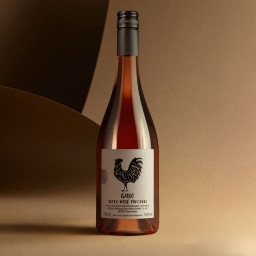 Eine Flasche Roséwein mit schwarzem Schraubverschluss auf beiger Oberfläche und Hintergrund. Auf dem Etikett sind ein schwarzer Hahn und ein Text mit dem Wort "GALLO" gut sichtbar. Die Beleuchtung ist weich und warm.