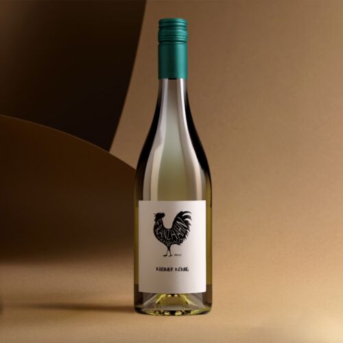 Eine Weißweinflasche mit einem blaugrünen Schraubverschluss steht auf einer hellbraunen Fläche. Auf dem Etikett ist ein schwarzer Hahn abgebildet und der Text "KIEFER KAHC". Der Hintergrund hat glatte, braune Kurven.