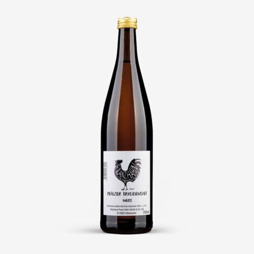 Eine hohe, klare Glasflasche mit brauner Tönung und goldenem Verschluss. Auf dem Etikett ist ein schwarzer Hahn abgebildet und ein deutscher Text, der darauf hinweist, dass es sich um "Pfälzer Traubensaft Weiss", einen weißen Traubensaft, handelt. Die Flasche fasst 750 ml.