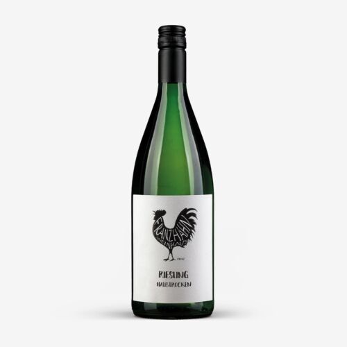 Auf einer grünen Weinflasche mit schwarzem Schraubverschluss befindet sich ein weißes Etikett mit der Abbildung eines schwarzen Hahns, dem Wort "Riesling" und darunter dem kleineren Text "Halbtrocken".