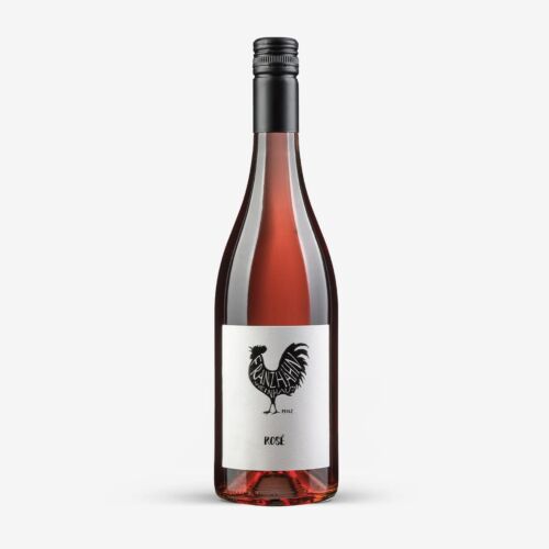 Eine Flasche Roséwein mit einem schwarzen Schraubverschluss. Auf dem Etikett sind ein schwarzer Hahn und das Wort "ROSÉ" in fetter Schrift am unteren Rand abgebildet. Der Wein hat eine hellrosa Farbe.