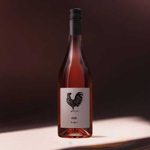 Eine Flasche Roséwein mit einem schwarzen Schraubverschluss steht auf einer sonnenbeschienenen Fläche. Auf dem Etikett ist ein schwarzer Hahn abgebildet und der Text lautet "Rosé" und "Product of France". Der Hintergrund ist sanft verschwommen.