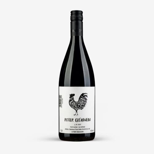 Eine dunkle Glasflasche Roter Glühwein mit einem schwarzen Schraubverschluss. Auf dem weißen Etikett sind ein schwarzer Hahn und ein fetter Text mit dem Produktnamen und weiteren Angaben abgebildet. Der Hintergrund ist einfarbig weiß.
