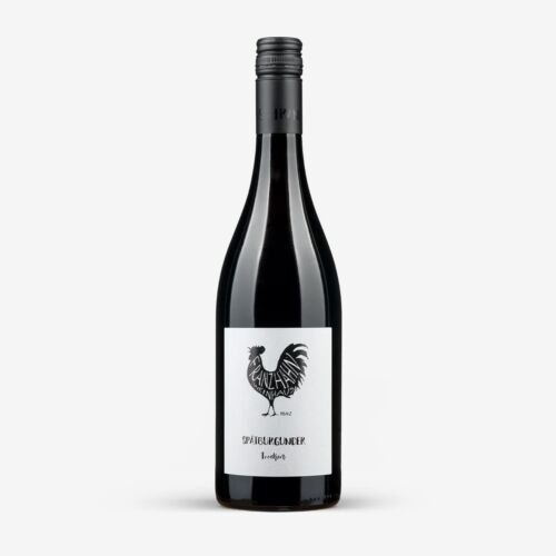 Eine Weinflasche aus dunklem Glas mit schwarzem Schraubverschluss und weißem Etikett mit schwarzem Hahn und dem Text "Spätburgunder Trocken" darunter. Der Hintergrund ist einfarbig weiß.