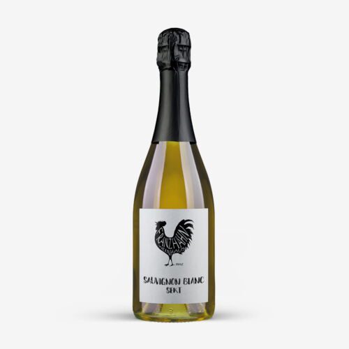 Eine Flasche Sauvignon Blanc Sekt mit schwarzem Folienverschluss und weißem Etikett mit schwarzem Hahn und der Aufschrift "Sauvignon Blanc Sekt".